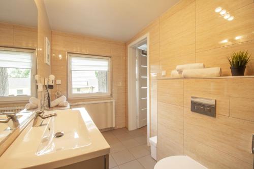 科尔斯万特Usedomer Bungalows的一间带水槽和镜子的浴室