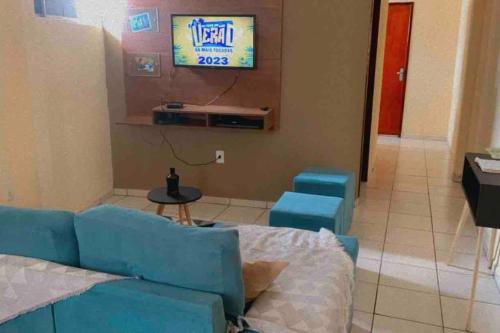 加拉尼温斯Apê da VAN acomoda até 7 pessoas的客厅配有蓝色的沙发和电视