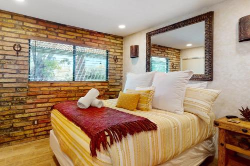 卡立佛里Tranquil Trail #6的一间卧室设有一张床和砖墙