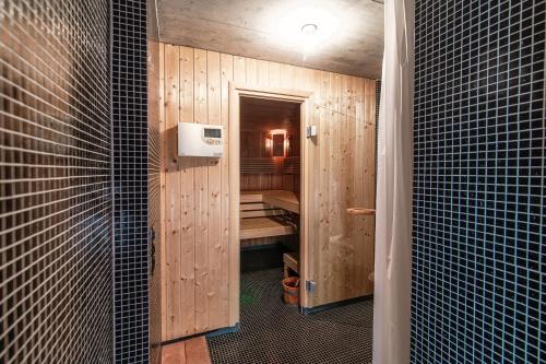 莫尔科泰Casa Brick by Quokka 360 - Luxury Design with Lake View的浴室设有木镶板墙和淋浴间。