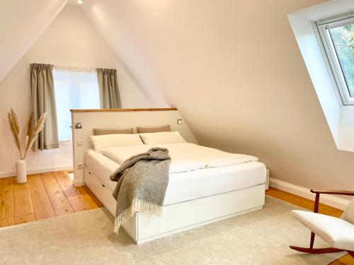 平讷贝格Cosy Concept - nahe Hamburg的阁楼卧室配有白色床