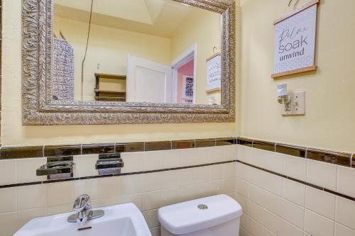 LansdowneQuaint Lansdowne Getaway Near Downtown Philly!的一间带水槽、镜子和卫生间的浴室