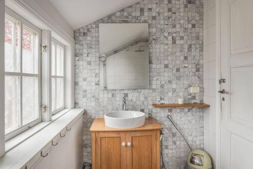 斯德哥尔摩Charming House in Enskede的一间带水槽和镜子的浴室