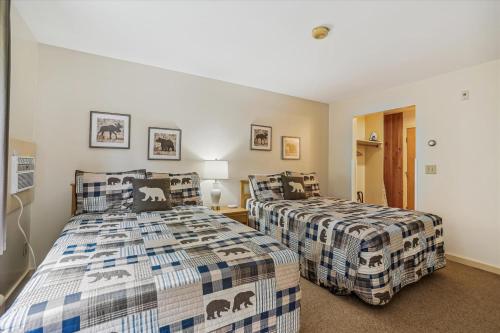 基灵顿Cedarbrook Deluxe one bedroom suite with outdoor heated pool 21416的一间卧室,配有两张床