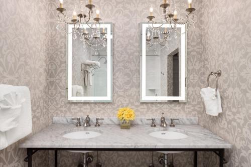 萨凡纳汉密尔顿-特纳酒店的浴室设有2个水槽和2面镜子