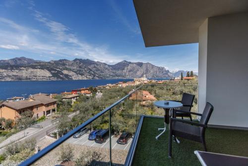 马尔切西内Wellness Hotel Casa Barca (Adult Only)的享有水景和山景的阳台