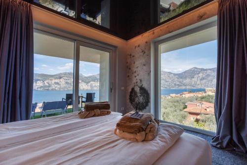 马尔切西内Wellness Hotel Casa Barca (Adult Only)的一间卧室设有一张床,享有海景