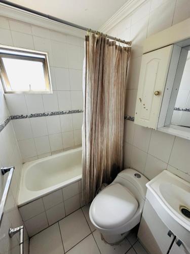 卡拉马Habitaciones con baño compartido的浴室配有卫生间、浴缸和水槽。