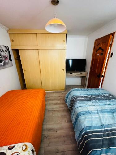 卡拉马Habitaciones con baño compartido的一间小卧室,配有两张床和一张书桌