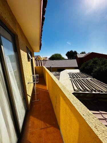 卡拉马Habitaciones con baño compartido的带阳台的建筑,设有窗户