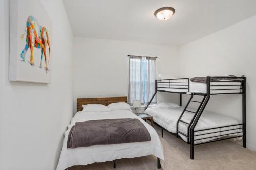 巴吞鲁日Chic Townhouse by LSU的一间卧室配有一张床和一张双层床。