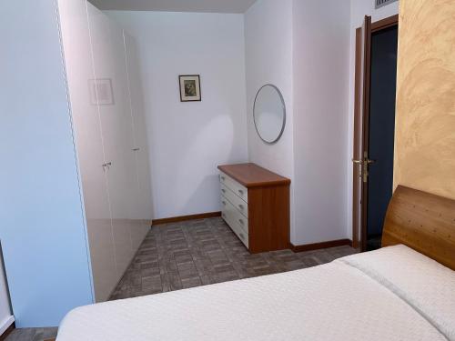 RoncopascoloIntero appartamento - Parma zona Fiera的一间卧室配有一张床、梳妆台和镜子