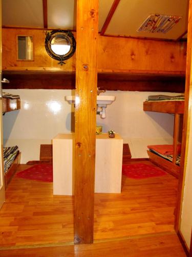 格罗宁根Spes Mea的客房设有两张双层床,铺有木地板。