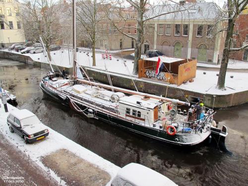 格罗宁根Spes Mea的船停靠在城市的河流上
