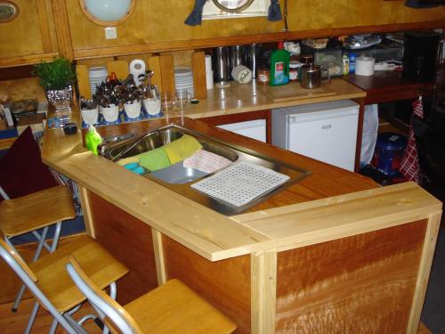 格罗宁根Spes Mea的一个带水槽和键盘的厨房台