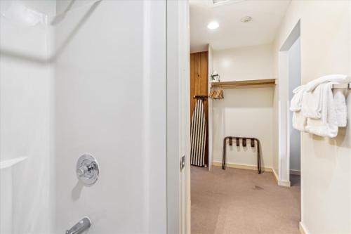 基灵顿Cedarbrook Hotel Room w/2 Doubles 116的浴室设有白色门和椅子