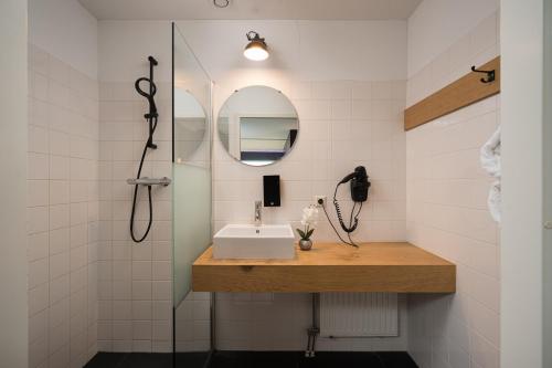 海牙海牙塔顶层公寓的一间带水槽和淋浴的浴室