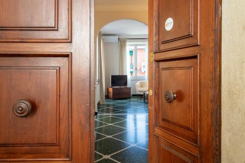 圣玛格丽塔-利古雷Daisy by PortofinoHomes的走廊设有木门和客厅