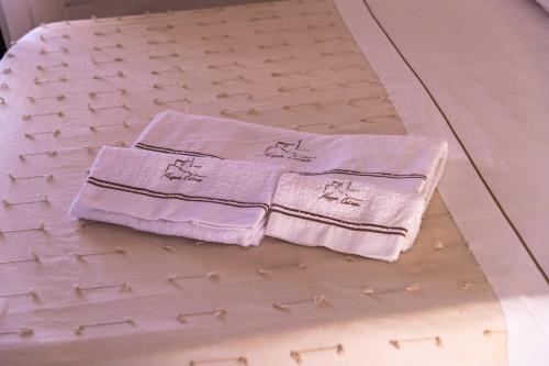 博尔加涅马塞利亚卡里亚尼农家乐的床垫上两条紫色毛巾