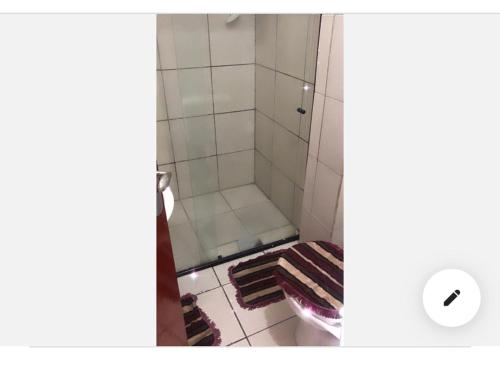 加拉尼温斯Apê da VAN acomoda até 7 pessoas的浴室里设有玻璃门淋浴