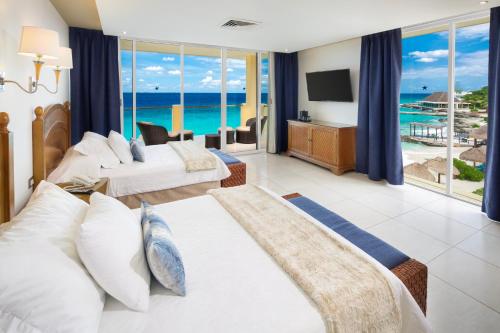 科苏梅尔Playa Azul Cozumel的一间带两张床的卧室,享有海景