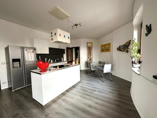 阿奇卡斯泰洛Diego's House的厨房配有冰箱和台面