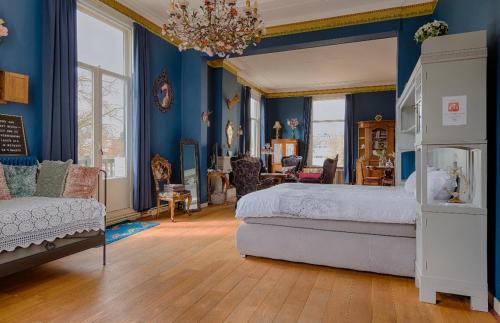费尔普Villa Dalenstein的一间拥有蓝色墙壁的卧室、一张床和一个吊灯