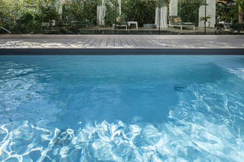 艾日GROUND FLOOR VILLA GRAZIELLA 200 M FROM THE BEACH的院子里的一大片蓝色水