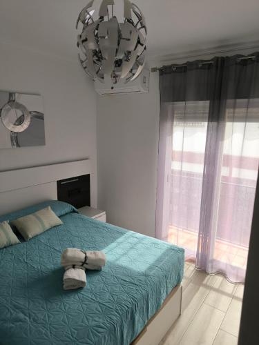 隆达Casa Daybru的一间卧室配有带毛巾的床