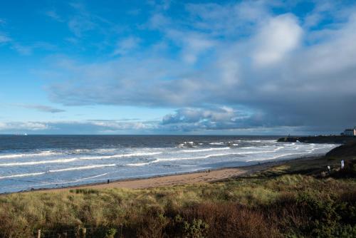 泰恩茅斯The Tynemouth Castle Inn - The Inn Collection Group的海滩上可欣赏到海景