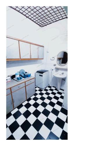 怡保AABM DELIMA HOMESTAY的浴室铺有黑白格子地板。