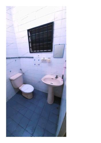 怡保AABM DELIMA HOMESTAY的一间带卫生间和水槽的浴室