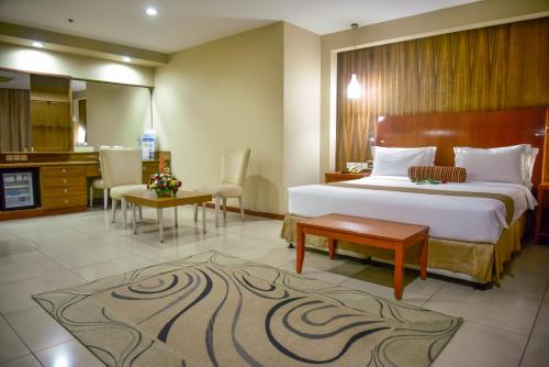 达累斯萨拉姆海港景酒店的酒店客房带一张床和一个厨房