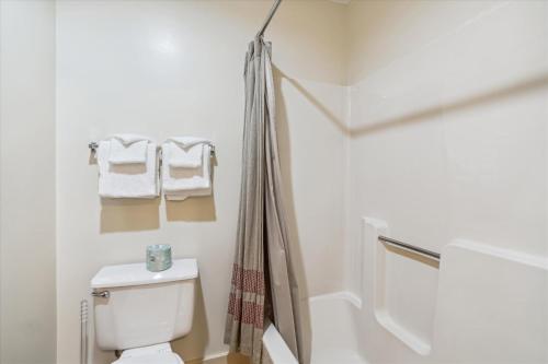 基灵顿Cedarbrook Hotel Room 2 Doubles 119的白色的浴室设有卫生间和毛巾。