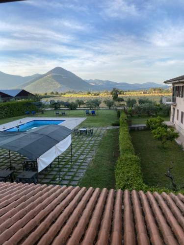 MaenzaLa fattoria di Carlotta的从带游泳池的房子的屋顶上欣赏美景