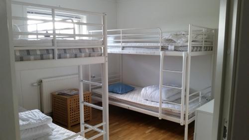法尔肯贝里哈拉普乡村民宿的一间客房内配有两张双层床的房间