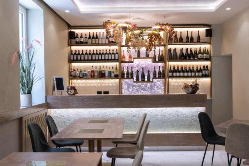 蒙特卡蒂尼泰尔梅Suite Dreams Montecatini的餐厅设有酒吧,配有桌椅