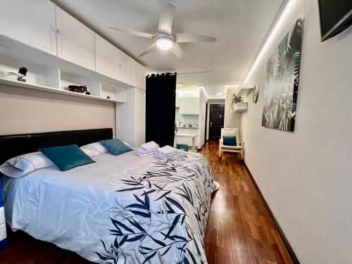 维戈FLORIDA 125的一间卧室配有一张床和吊扇
