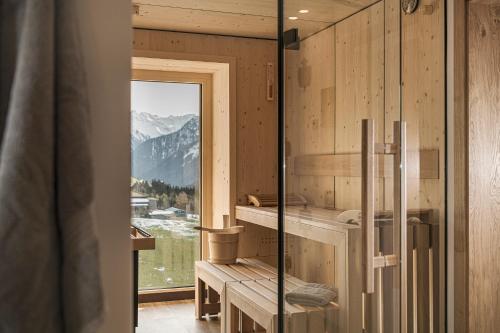 图克斯Jagdhof PURE Mountain Appartements的山景桑拿浴室