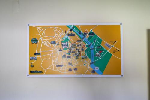 查韦斯Guest House Chaves的墙上地图的照片