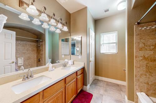 利奇菲尔德公园Desert Sanctuary的一间带两个盥洗盆和大镜子的浴室