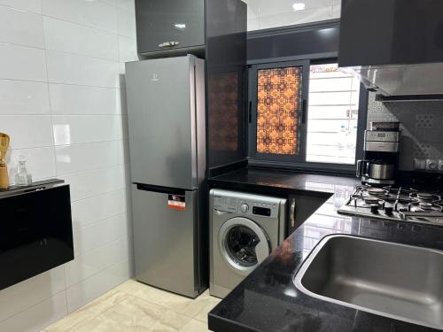 阿加迪尔Adrarhost的厨房配有冰箱和洗衣机。