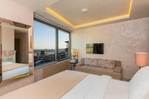 伊斯坦布尔Ayramin Deluxe Hotel Taksim的一间卧室设有一张床和一个大窗户