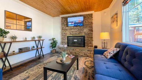 南太浩湖Moose and Maple Lodge的客厅配有蓝色的沙发和电视