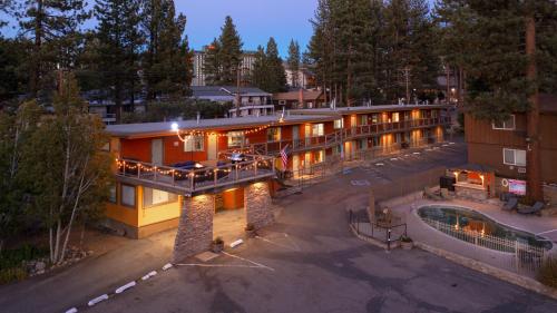 南太浩湖Moose and Maple Lodge的享有酒店空中美景,设有游泳池