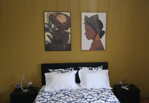 维拉·雷阿尔Panoias Country House的卧室配有两张墙上的照片和一张床