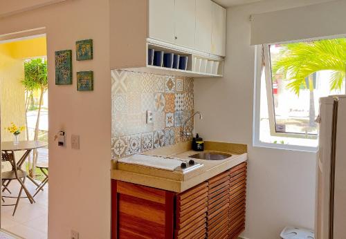 皮帕Solar Água Pipa- Summer Pipa的一个带水槽和窗户的小厨房