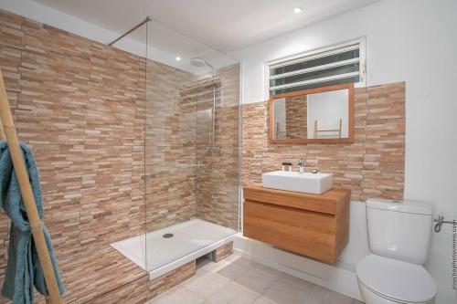 舍尔谢Villa Sol Y Sombra的带淋浴、卫生间和盥洗盆的浴室