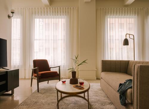 洛杉矶Sonder The Craftsman的客厅配有沙发和桌子