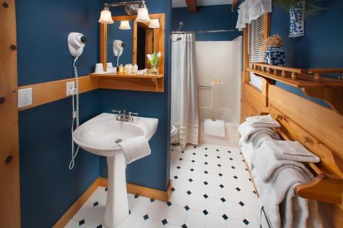 Eaton Center斯诺维拉奇酒店的浴室配有白色水槽和淋浴。